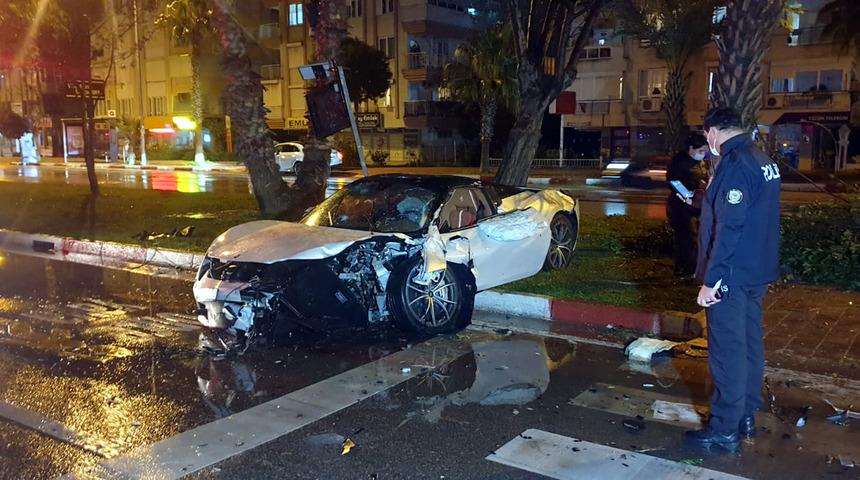 Antalya'da feci kaza! 4 milyon TL değerindeki l&uuml;ks ara&ccedil; hurdaya d&ouml;nd&uuml;