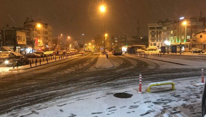 Uyarılar peş peşe gelmişti! İstanbul'da kar yağışı etkisini arttırdı