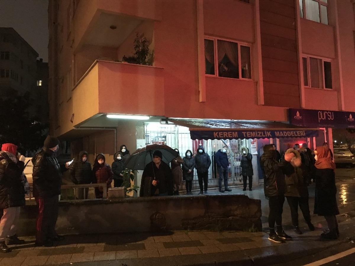 Kadık&ouml;y&rsquo;de korkutan patlama: Kısıtlamada mahalleli sokağa d&ouml;k&uuml;ld&uuml;