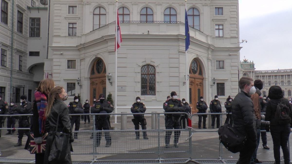 Avusturya&rsquo;da Covid-19 &ouml;nlemleri protesto edildi