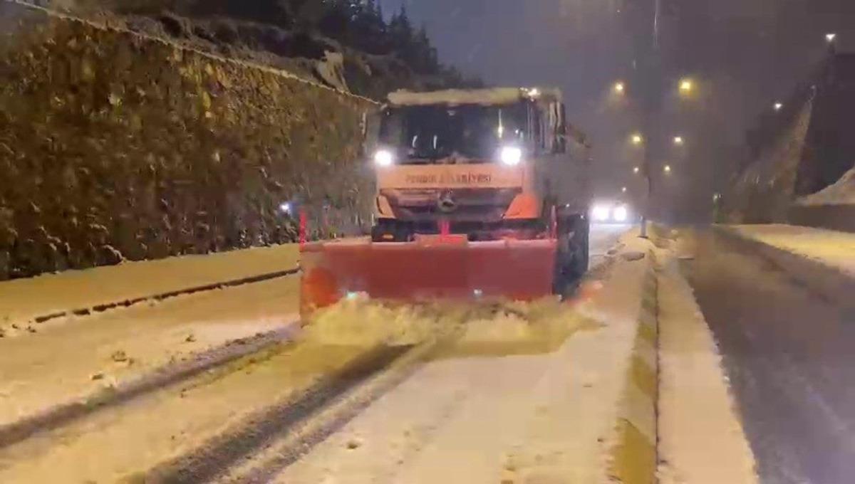 Pendik&rsquo;te ekiplerin kar temizleme &ccedil;alışmaları s&uuml;r&uuml;yor