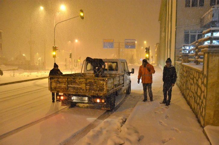 Emet’te ekiplerin gece karla mücadelesi G1
