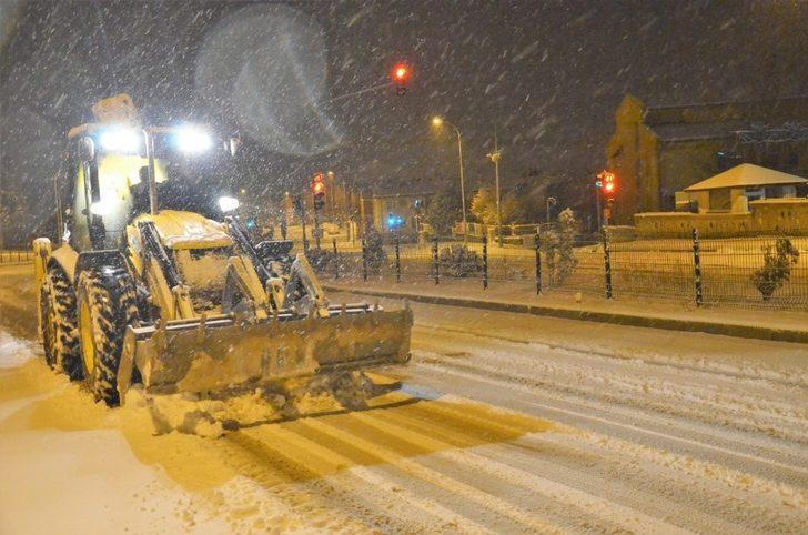 Emet’te ekiplerin gece karla mücadelesi G2