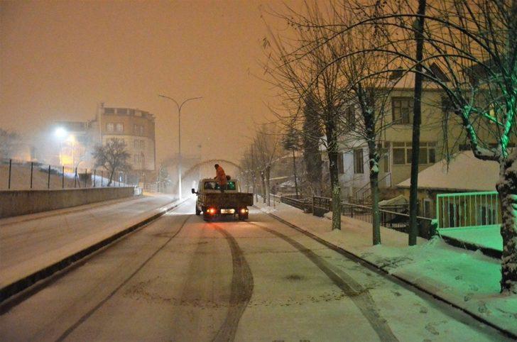 Emet’te ekiplerin gece karla mücadelesi G3