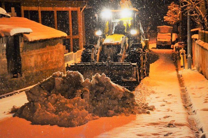 Emet’te ekiplerin gece karla mücadelesi G5