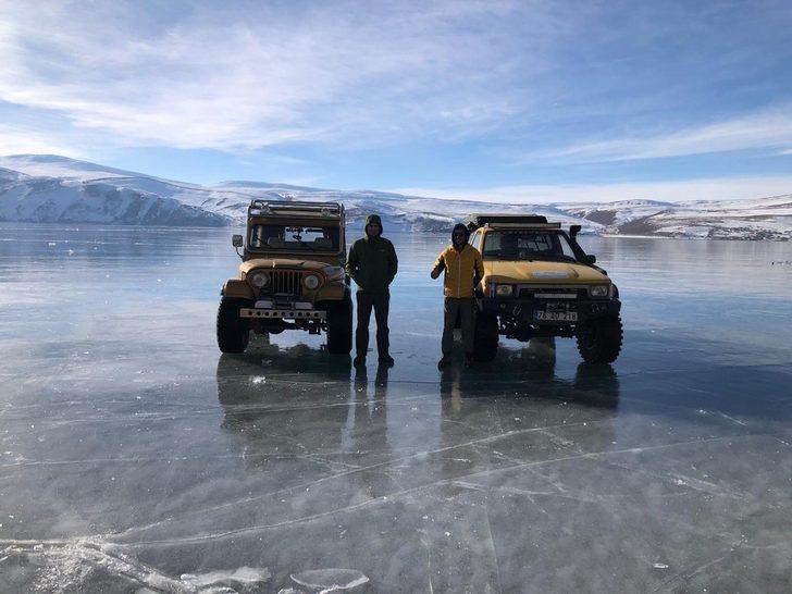 Aras Dağları zirvesinde bulunan donmuş göl üzerinde off-road heyecanı G1
