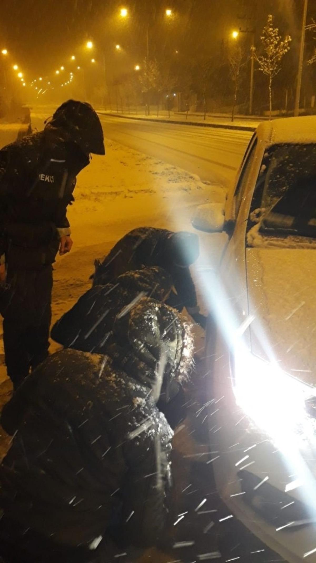 Yolda kalan s&uuml;r&uuml;c&uuml;n&uuml;n yardımına polis yetişti