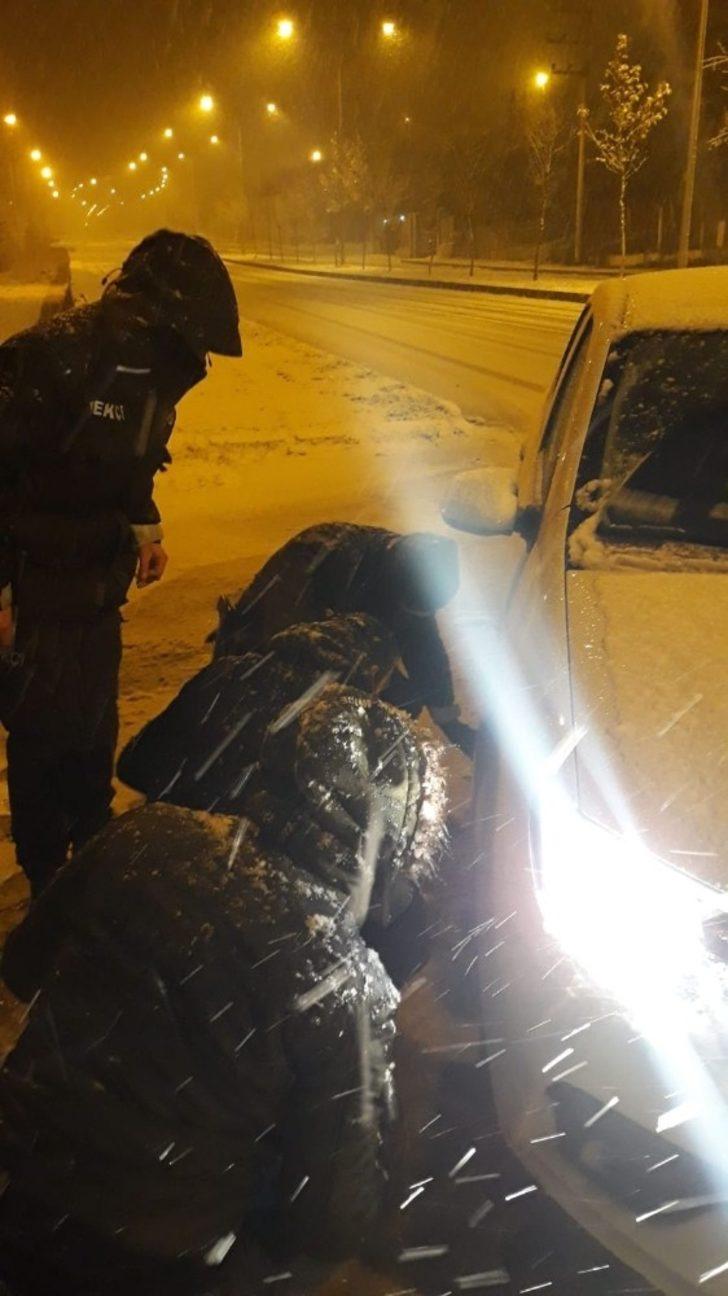 Yolda kalan sürücünün yardımına polis yetişti G1