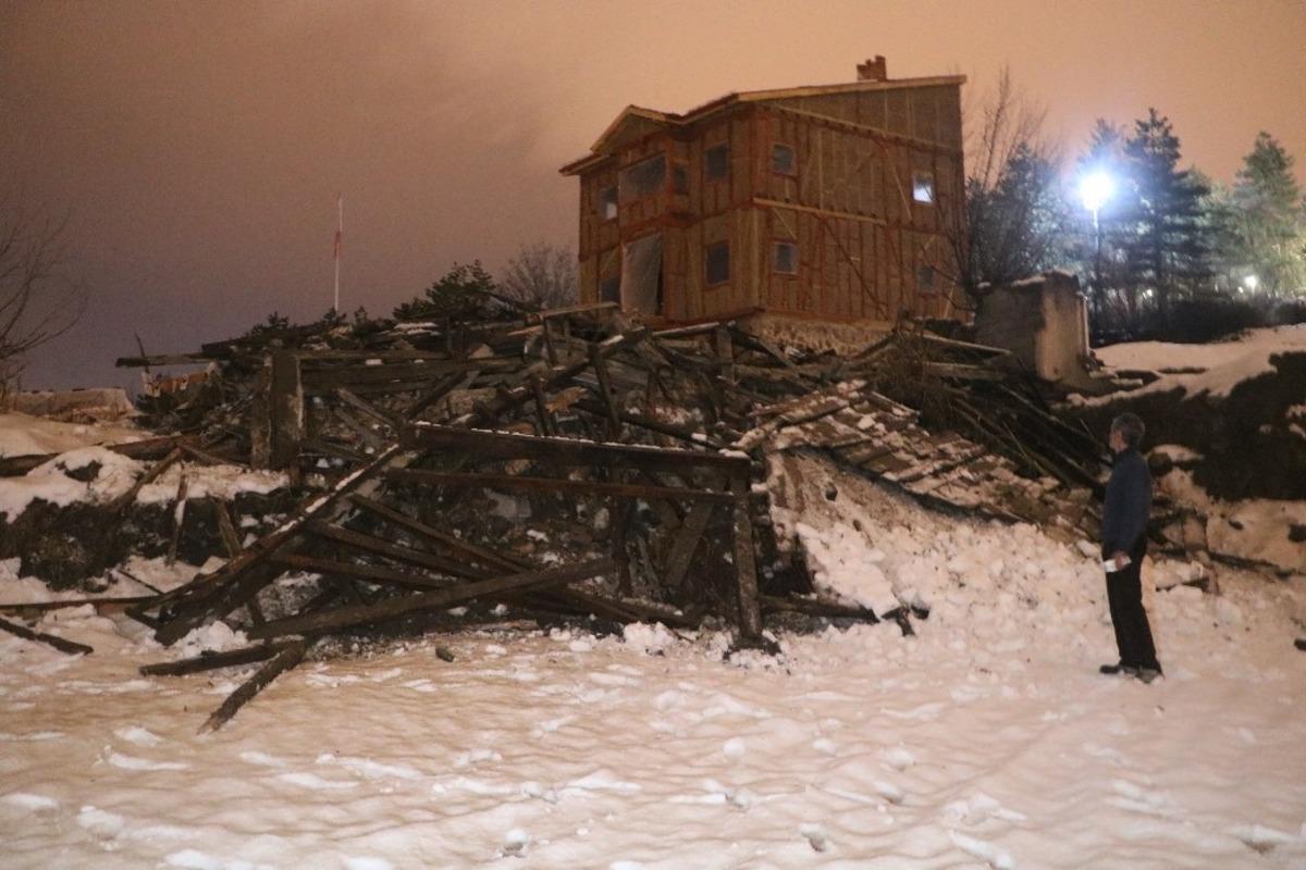 &Ccedil;&ouml;ken iki katlı ahşap ev ekipleri alarma ge&ccedil;irdi