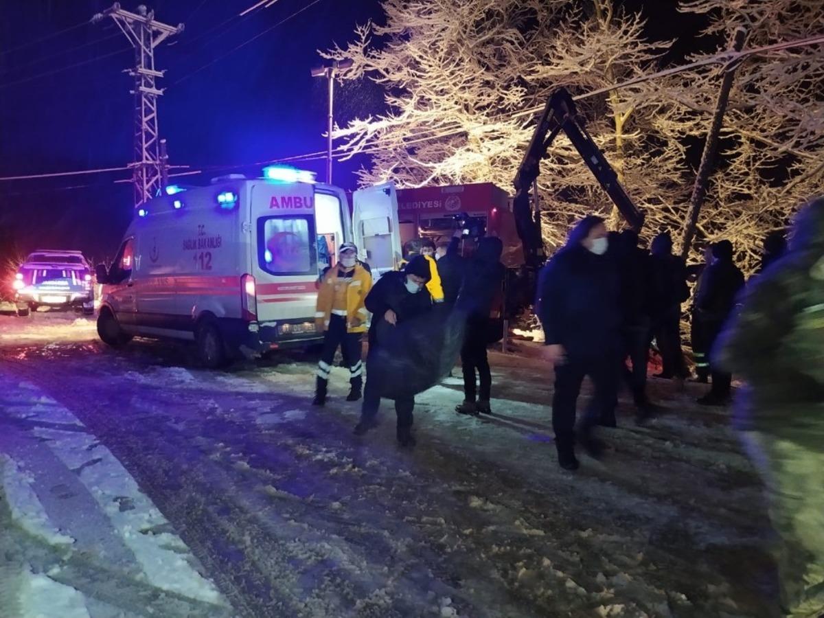 Şiddetli karda yoldan &ccedil;ıkan kamyonet şarampole u&ccedil;tu: 6 yaralı