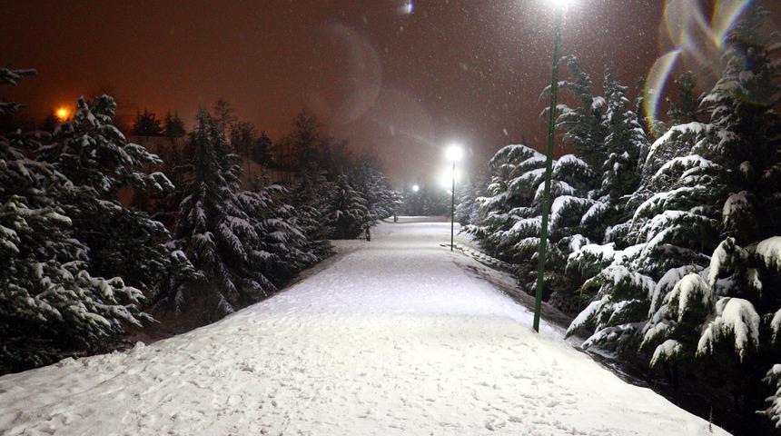 Ankara'da kar yağışı! Kent yeniden beyaza b&uuml;r&uuml;nd&uuml;