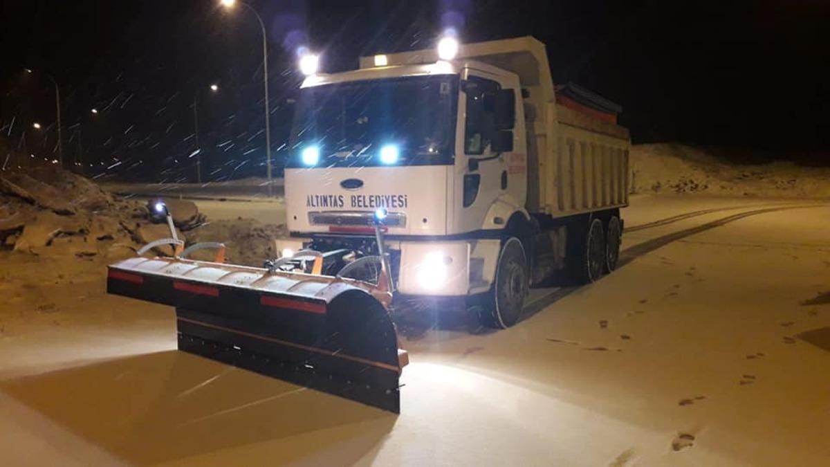 Altıntaş&rsquo;ta karla m&uuml;cadele aralıksız devam ediyor