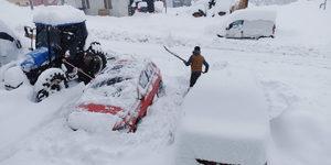 Evler ve ara&ccedil;lar kar altında kaldı