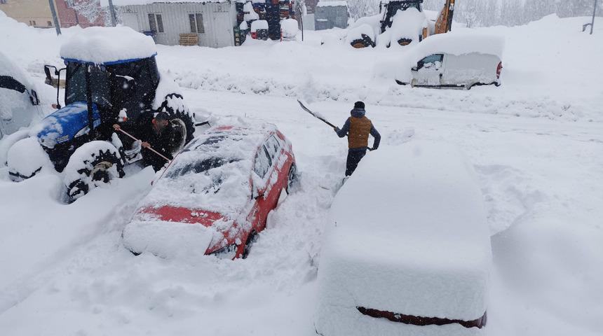 Tunceli Ovacık'ta kar yağışı! Evler ve ara&ccedil;lar kar altında kaldı