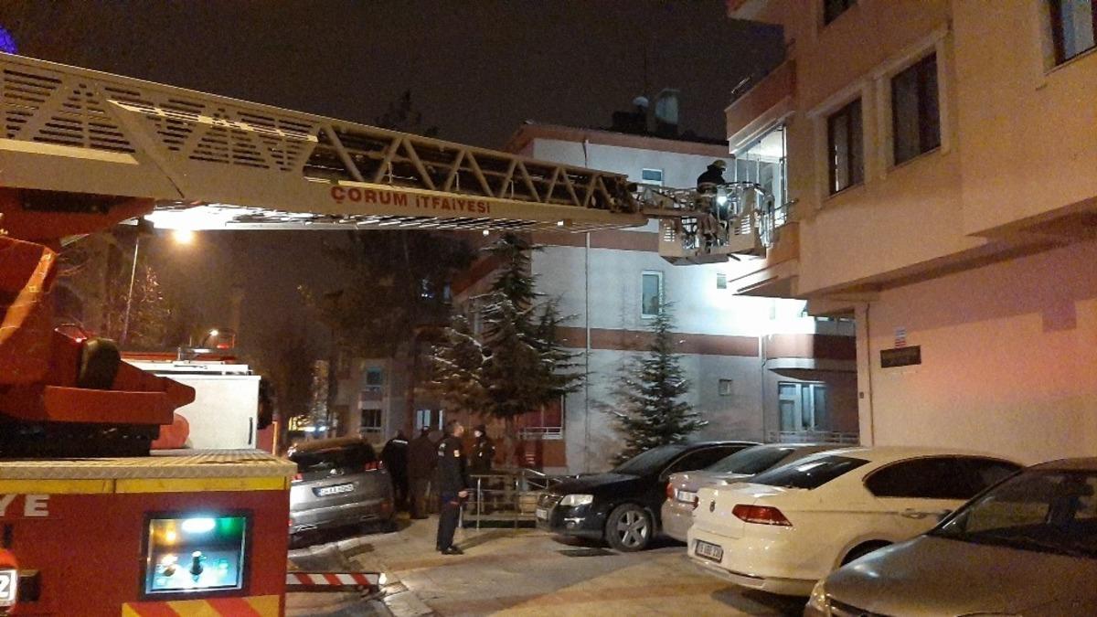 Namaz kıldığı odada mahsur kalan kadını itfaiye kurtardı