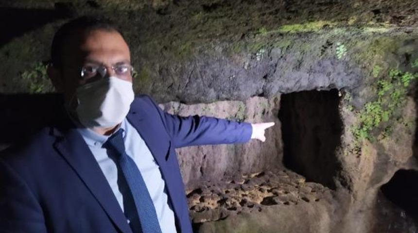 Yer: Mersin! Sular &ccedil;ekildi, kaya mezarları ortaya &ccedil;ıktı