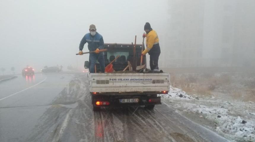 Buca Belediyesinden kar mesaisi