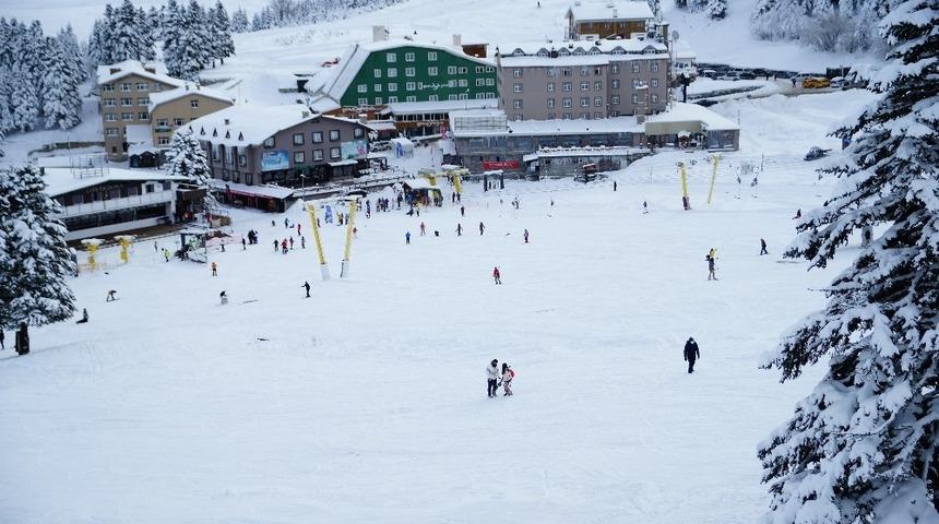 Uludağ&rsquo;da yoğun kar yağışı! Zirve pistler tatilcilere kaldı