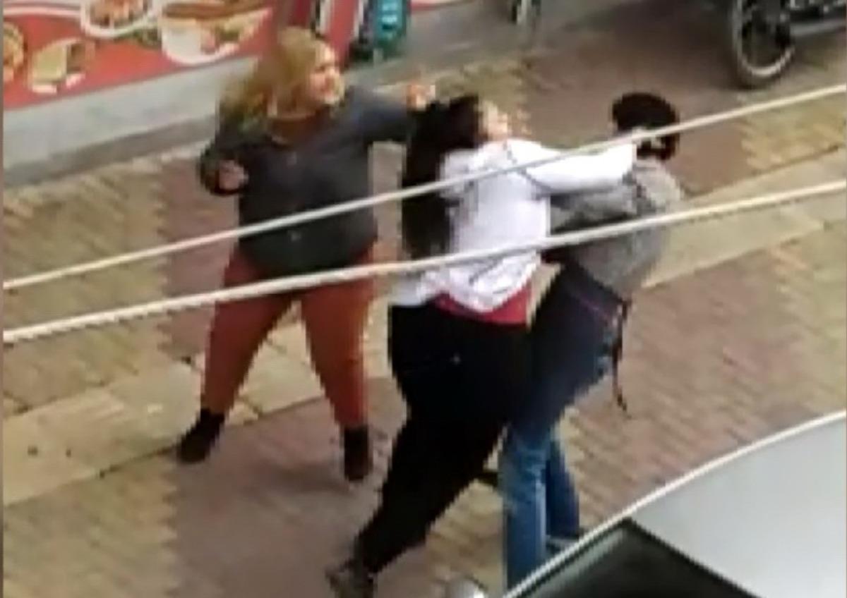 İki kız kardeş bir erkeği sokak ortasında d&ouml;vd&uuml;
