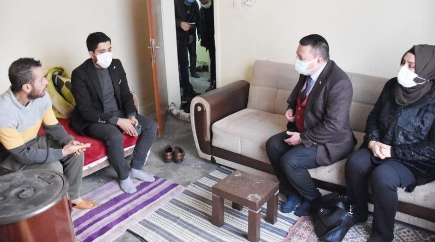 Tek gözlü evde yalnız yaşayan gence Başkan Beyoğlu destek oldu