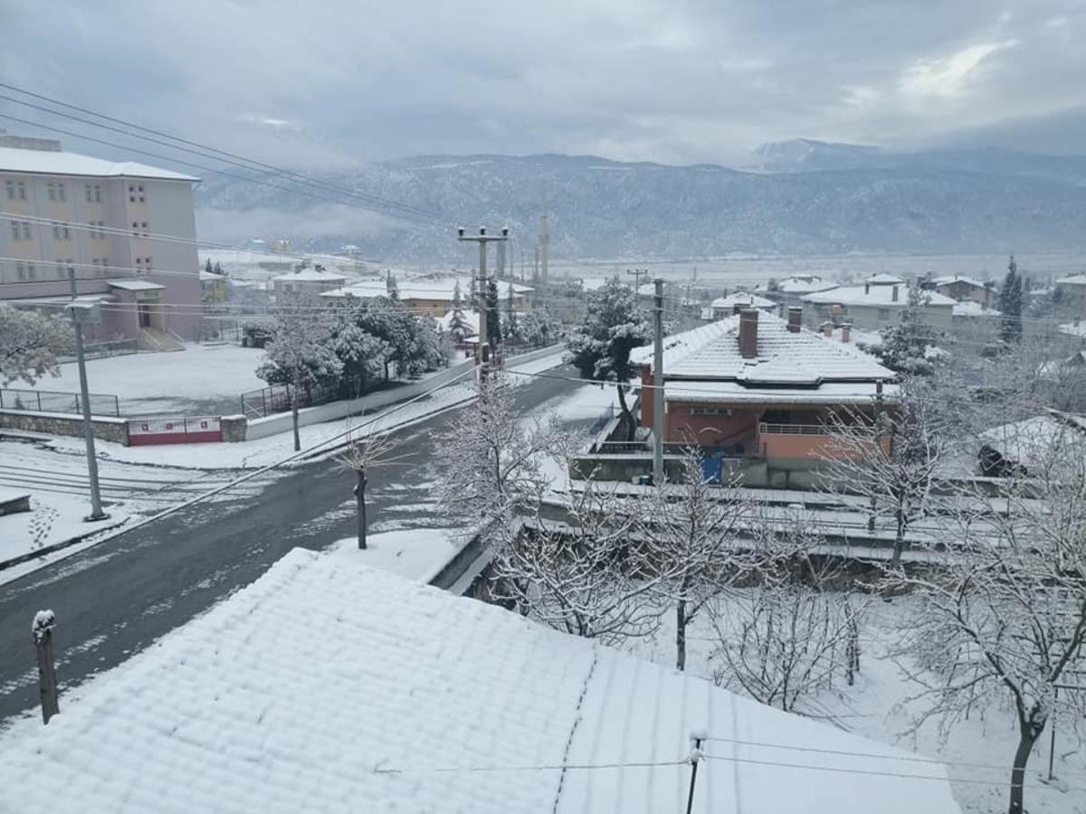 Kargı g&uuml;ne karla uyandı