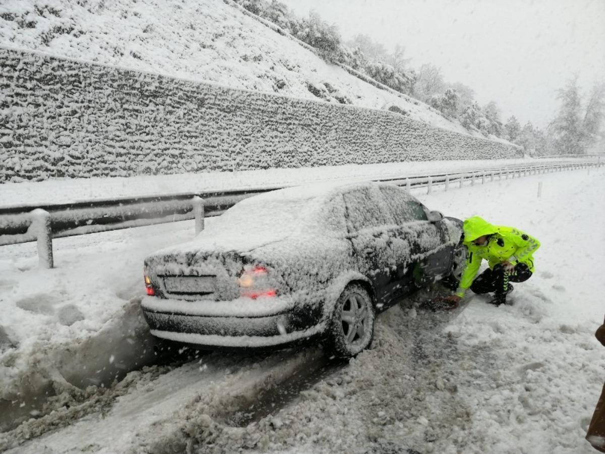 Yolda kalan vatandaşların yardımına polis ekipleri koştu