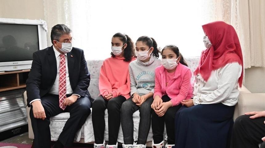 Vali Yılmaz, her hafta bir aileyi ziyaret ediyor