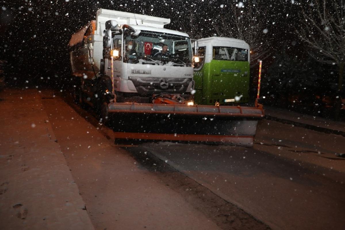 İzmit Belediyesinden kar k&uuml;reme ve tuzlama &ccedil;alışması