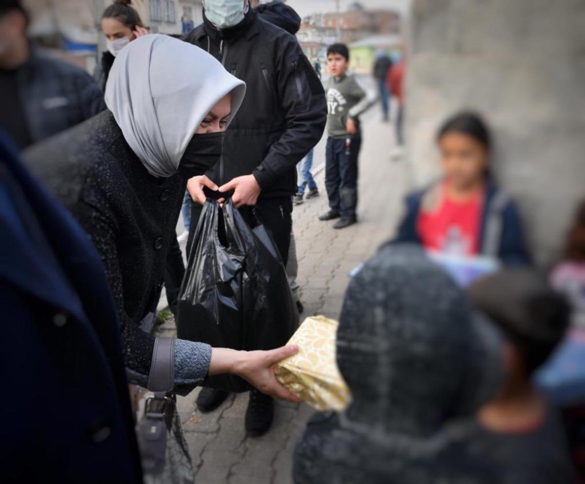 Vali Karaloğlu, eşi ile birlikte sosyal kart dağıttı