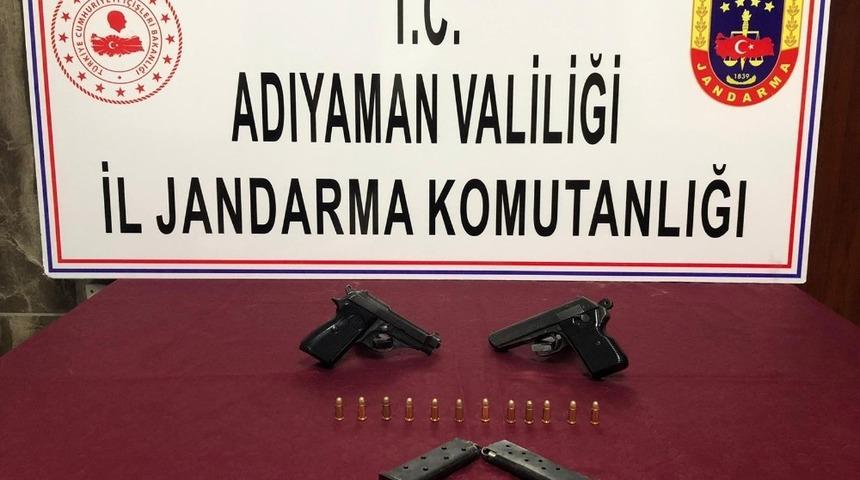 Ş&uuml;pheli ara&ccedil;larda tabancalar ele ge&ccedil;irildi