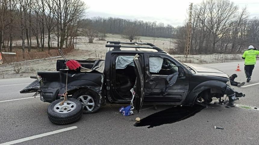 Samsun&rsquo;da kamyonet su kanalına girip bariyere &ccedil;arptı: 2 yaralı