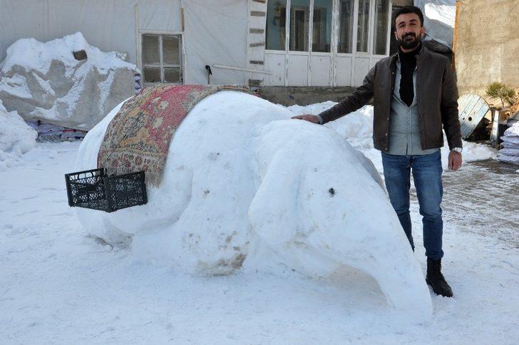 Yüksekovalı gençlerden kardan fil G1