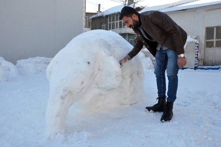 Yüksekovalı gençlerden kardan fil G2