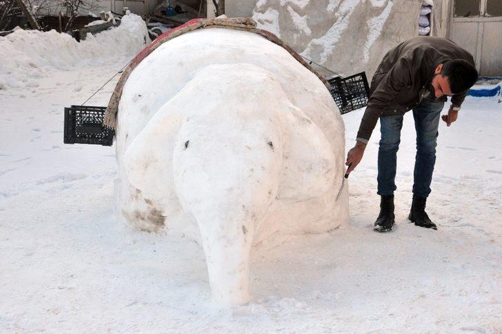 Yüksekovalı gençlerden kardan fil G3