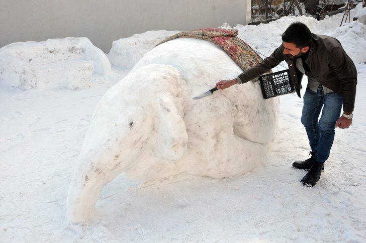 Yüksekovalı gençlerden kardan fil G4