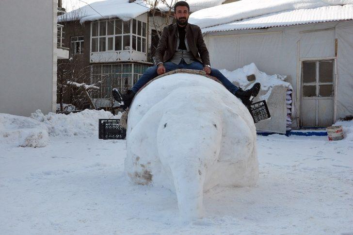 Yüksekovalı gençlerden kardan fil G5