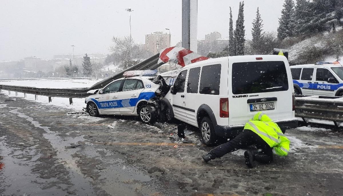 Fatih Sultan Mehmet K&ouml;pr&uuml;s&uuml; girişinde iki polis aracı &ccedil;arpıştı: 3 yaralı