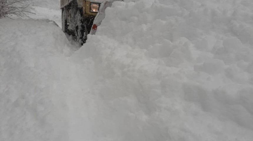Devrek&rsquo;te kar k&ouml;y yolarını kapattı