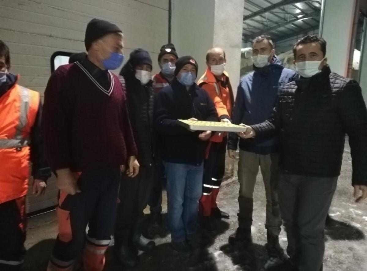 M&uuml;d&uuml;r Onar karla m&uuml;cadele ekiplerini ziyaret etti