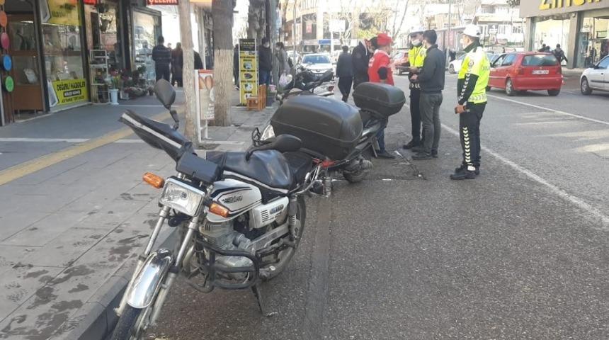 Motosiklet yayalara &ccedil;arptı: 2 yaralı