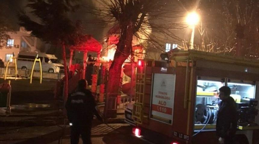 Parkta &ccedil;ıkan yangını itfaiye ekipleri s&ouml;nd&uuml;rd&uuml;
