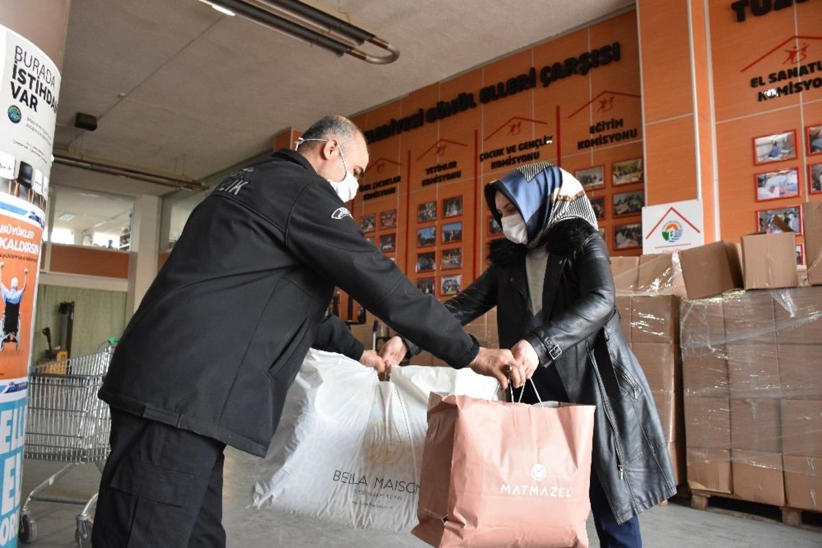 Tuzla&rsquo;da ihtiya&ccedil; fazlası kıyafetler ihtiya&ccedil; sahibi aileler ile buluşuyor