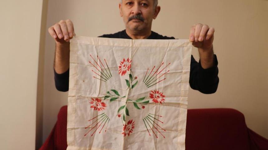 Atatürk'ün hediye ettiği mendili satışa çıkarttı