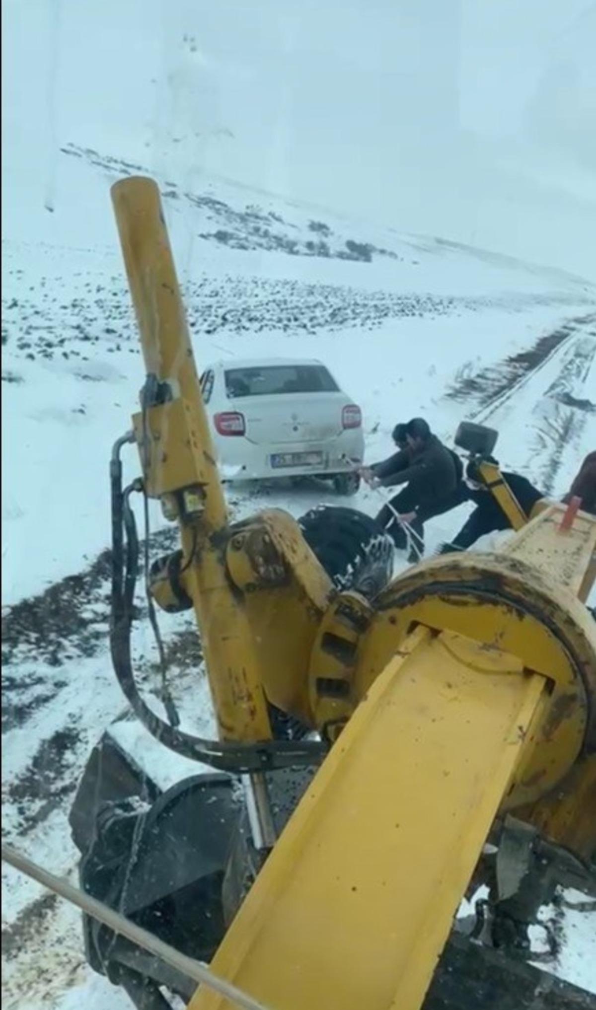 Tekman&rsquo;da 30 k&ouml;y yolu ulaşıma kapandı