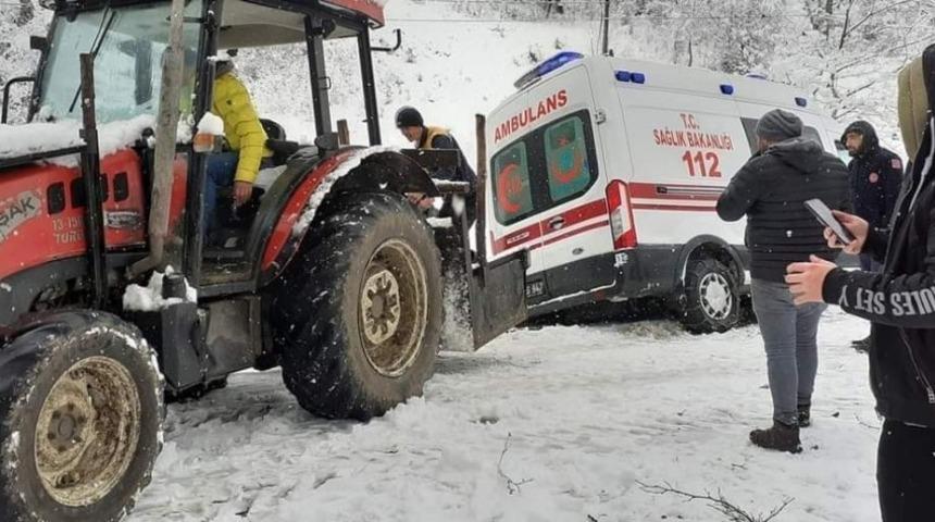 Devrek&rsquo;te kanala d&uuml;şen ambulans trakt&ouml;rle kurtarıldı