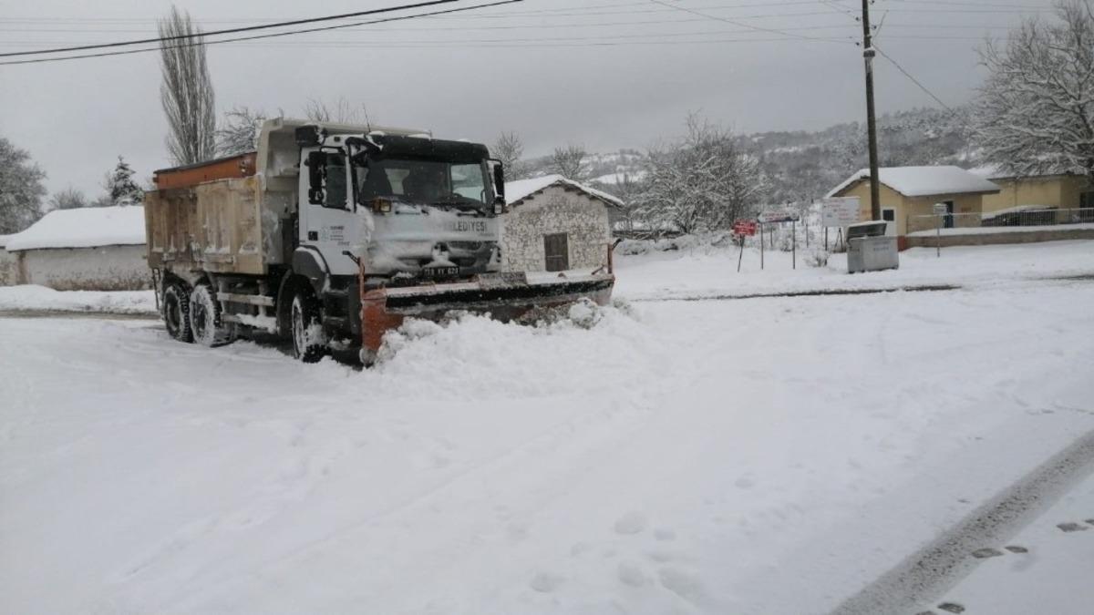 Dursunbey&rsquo;de yolların kapanmaması i&ccedil;in ekiplerin mesaisi s&uuml;r&uuml;yor