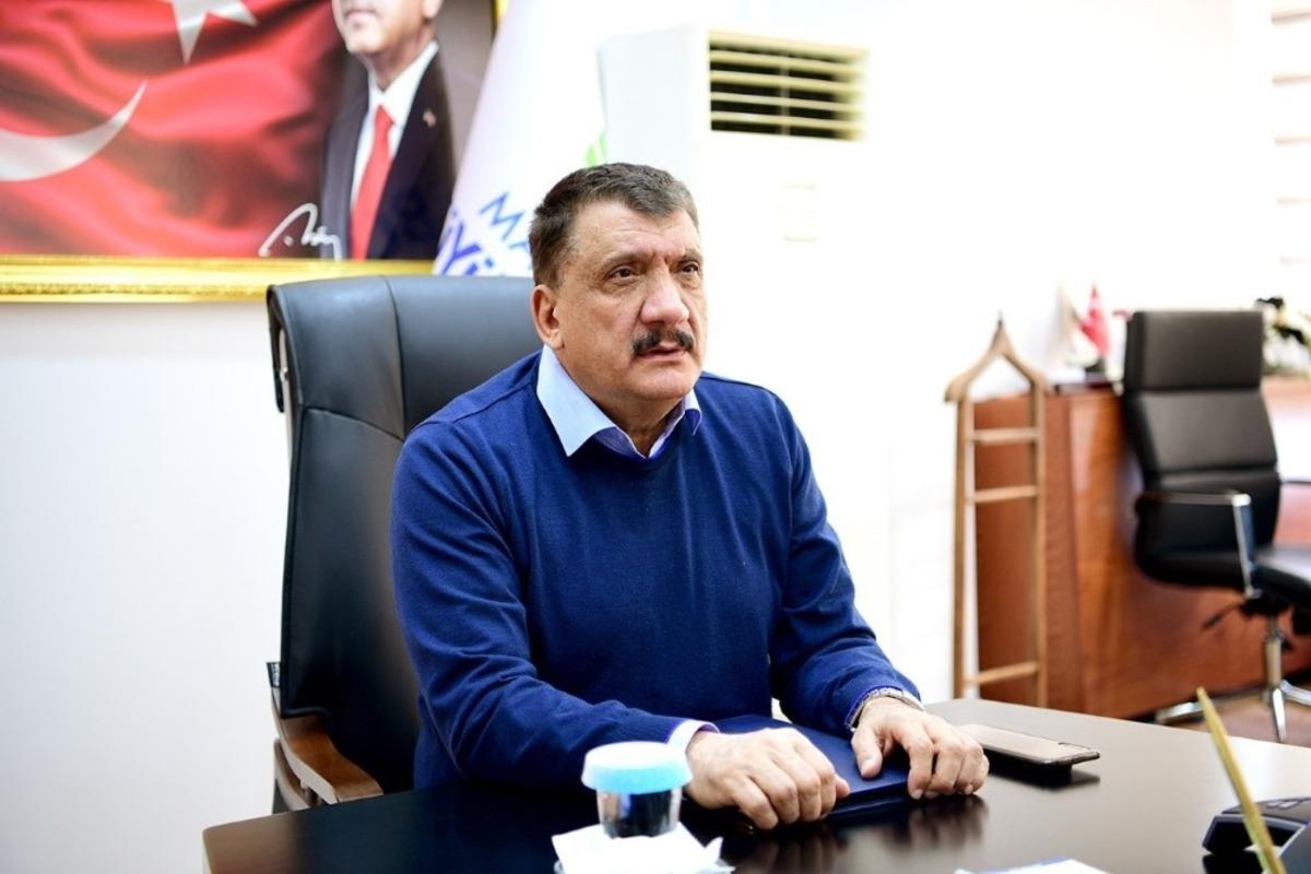 G&uuml;rkan, e-s&ouml;yleşide &ouml;ğrenci velileriyle bir araya geldi