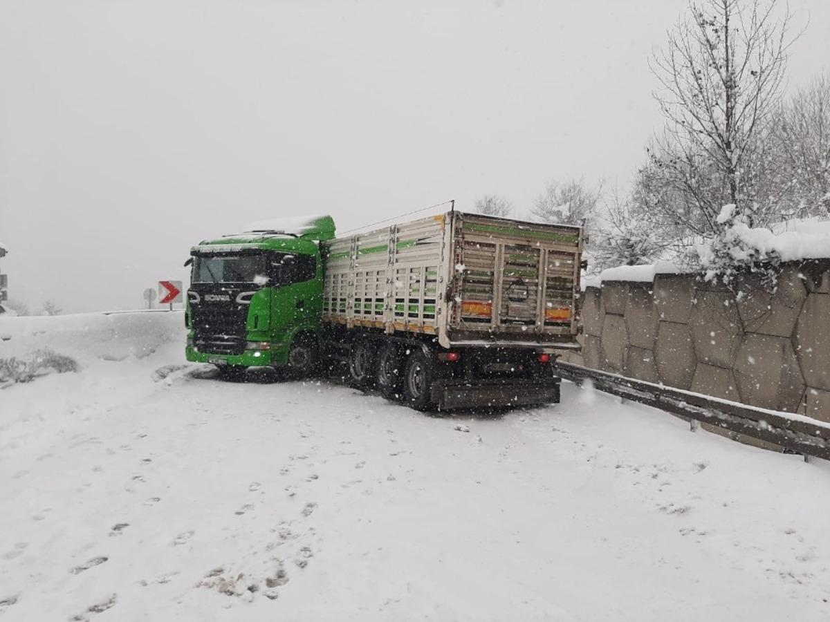 Bolu Dağı&rsquo;nda makaslayan tır yolu trafiğe kapattı