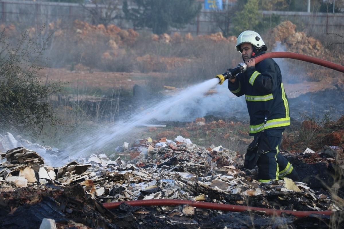 Antalya&rsquo;da sebze hali yakınında alev alan s&uuml;ngerler korkuttu