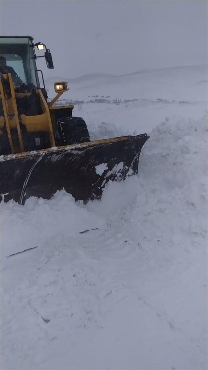 Sivas'ta tipide mahsur kalan ÇEDAŞ ekiplerinin imdadına karla mücadele ekipleri yetişti G1